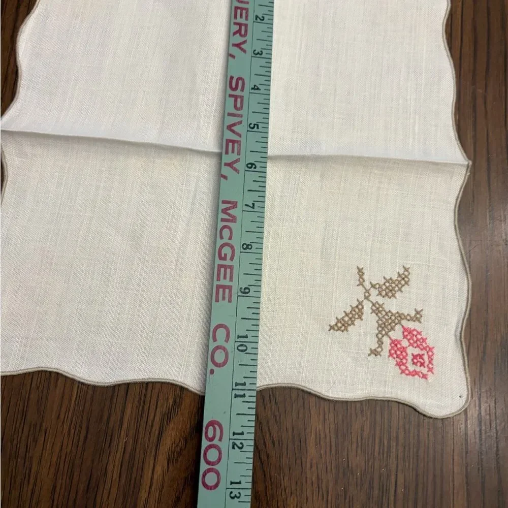 Embroidered Floral Linen Napkins. Set of 4. Vintage. Beautiful.